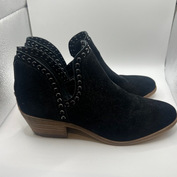 VINCE CAMUTO Women’s Black Suede Grommet Detail Prafinta Ankle Boots Size 6 - Picture 2 of 7